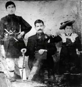 Ο καπετάν Βαγγέλης με τα παιδιά του