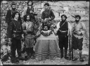 Η ομάδα του Κερσακώφ διατητεί το κεφάλι του βοεβόδα μετά τη μάχη στη Γκρέντση.