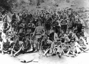 Έλληνες Μακεδονομάχοι. Στο κέντρο ο Ν. Τσοτάκος και δεξιά ο Β. Τσιμπιδάρος