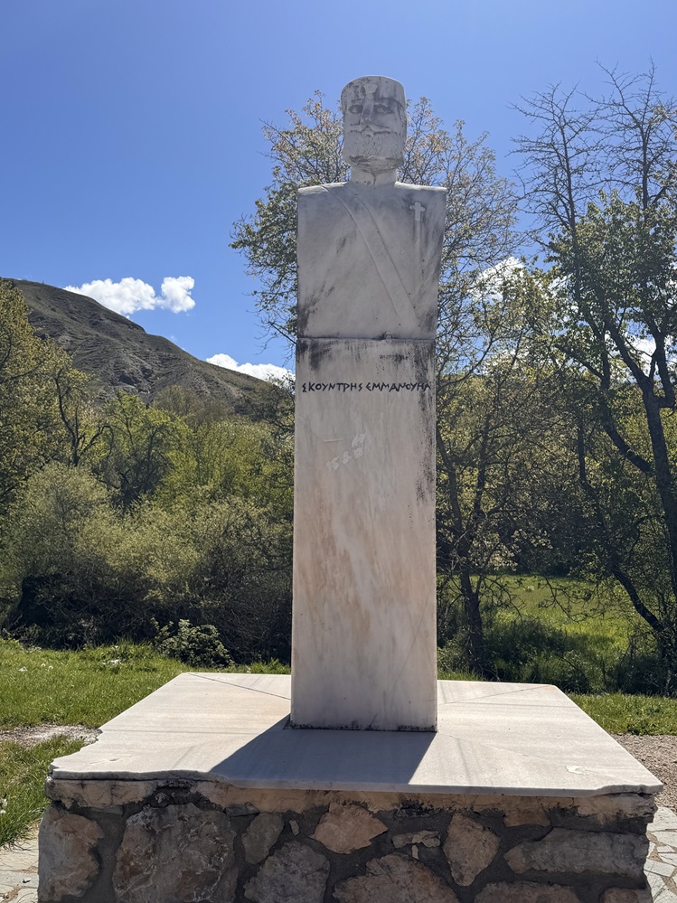 Μνημείο Μακεδονομάχου Εμμανουήλ Σκουντρή