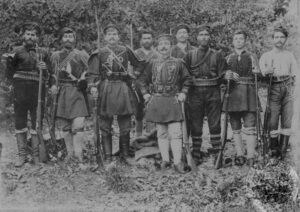 5.6. Το ένοπλο σώμα του Γεωργίου Τσόντου (Βάρδα). Στο κέντρο ο οπλαρχηγός