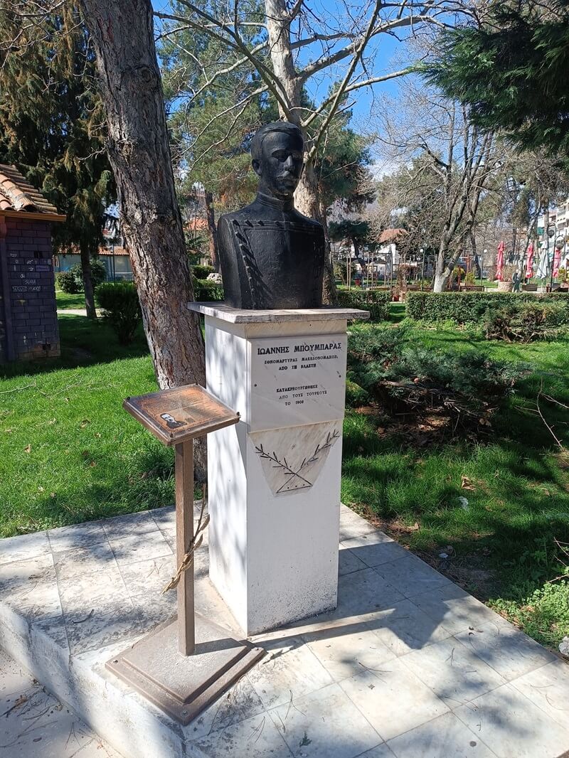 Προτομή Ιωάννη Μπουμπαρά 