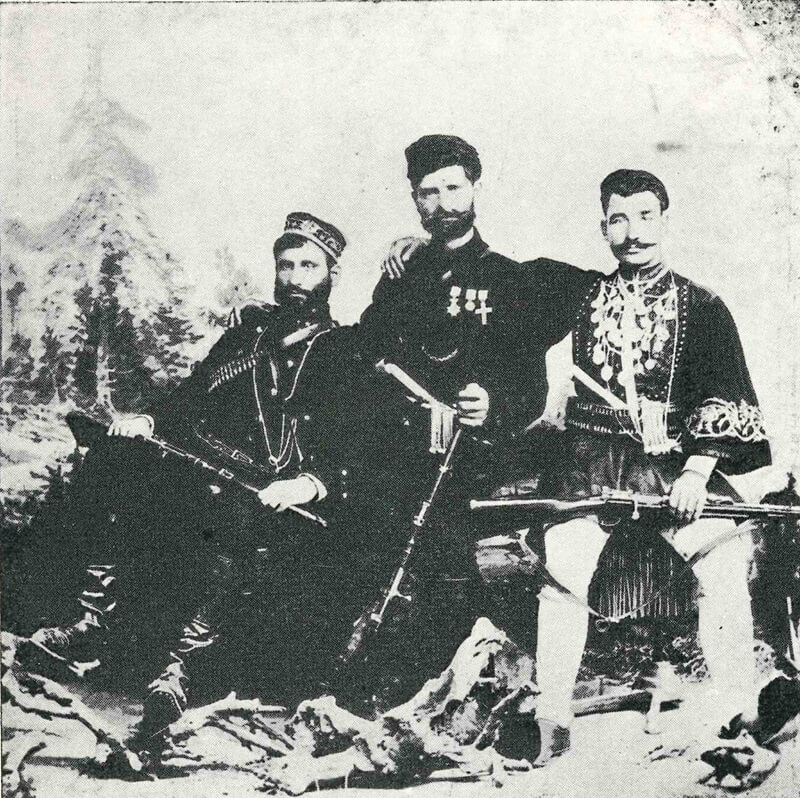 Οι οπλαρχηγοί Ιωάννης Καραβίτης, Γεώργιος Βολάνης και Γεώργιος Δικώμυνος-Μακρής
