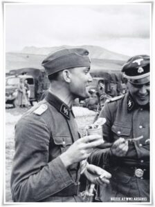 Άνδρες της Leibstandarte SS Adolf Hitler κοντά στην λίμνη της Καστοριάς μια ημέρα μετά την διεξαγωγή της μάχης εναντίον του Ελληνικού στρατού.