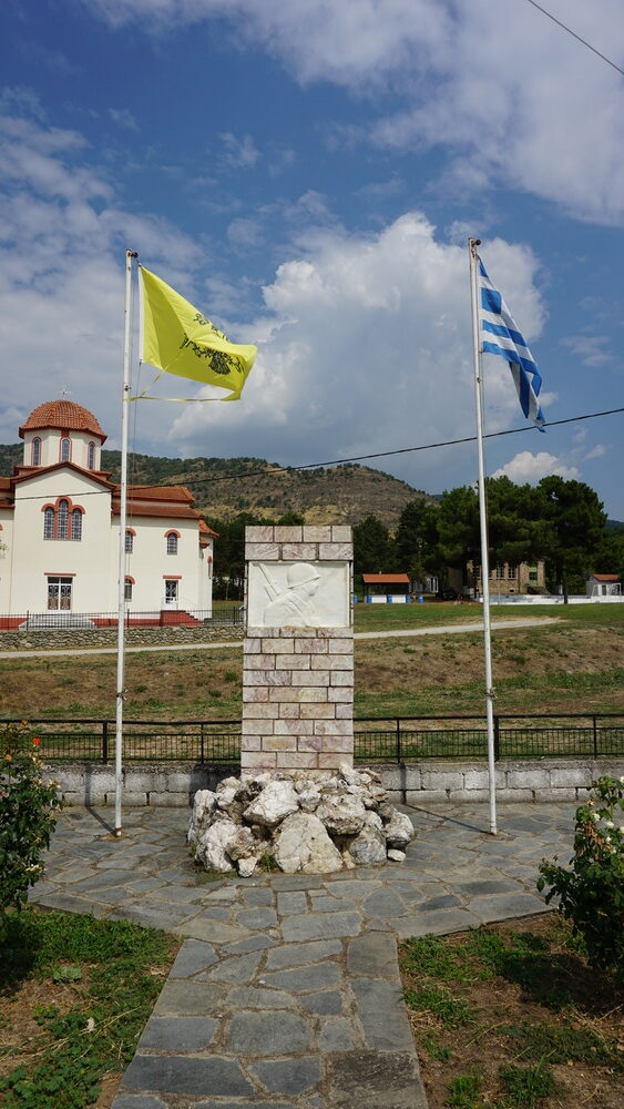 Μνημείο Πεσόντων στη Φωτεινή Καστοριάς