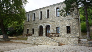 Το σχολείο του ερειπωμένου πλέον παλαιού Κωσταραζίου.